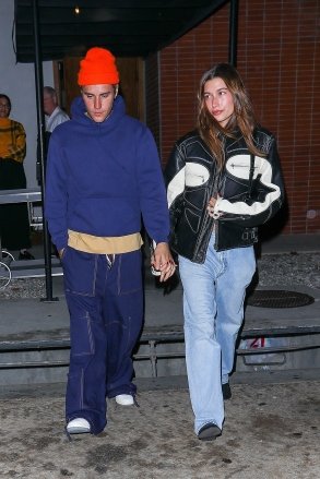 *EXCLUSIVE* West Hollywood, CA - Justin Bieber and Hailey Bieber hold hands during a rainy dinner in West Hollywood, CA PICTURED: Justin Bieber and Hailey Bieber BACKGRID USA 22 OCTOBER 2022 BYLINE MUST READ: The Daily Stardust / BACKGRID USA: +1 310 798 9111 / usasales@backgrid.com UK: +44 208 344 2007 / uksales@backgrid.com