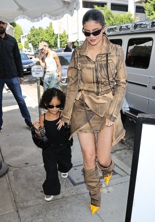 Los Angeles, CA - *EXCLUSIVE* - Fresh from Paris Fashion Week, Kylie Jenner joins daughter Stormi for lunch in Beverly HillsPictured: Kylie Jenner, Stormi WebsterBACKGRID USA 6 OCTOBER 2022 USA: +1 310 798 9111 / usasales@backgrid.comUK : +44 208 344 2007 / uksales@backgrid.com*UK Customers - Pictures Containing ChildrenPlease Pixelate Face Before Publishing*