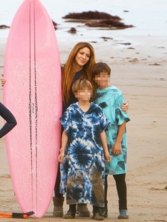 ** RIGHTS: NO TV ** CANTABRIA, SPAIN - *EXCLUSIVE* - *Not available for broadcast** Colombian singer Shakira takes a break to go surfing AGAIN with a handsome surf coach in Cantabria, Spain.  Shakira was joined by her children before moving to Miami after splitting from footballer Gerard Pique after 11 years.  *Taken November 26, 2022* Pictured: Shakira BACKGRID USA 30 NOVEMBER 2022 BYLINE MUST READ: Lagencia Press / BACKGRID USA: +1 310 798 9111 / usasales@backgrid.com UK: +44 208 344 2007 / uksales@backgrid. com *UK customers - please pixelate faces before posting images containing children*