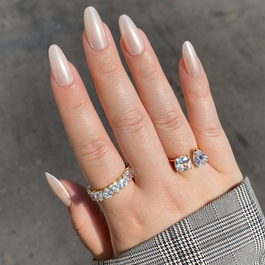 Winter nails: very elegant and natural designs