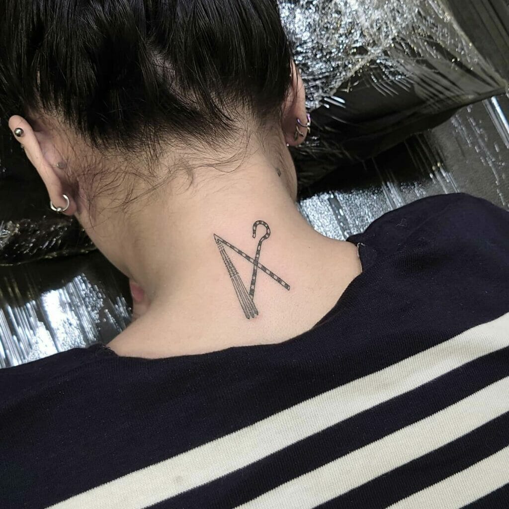 Ägyptisches Gauner- und Dreschflegel-Tattoo für den Hals
