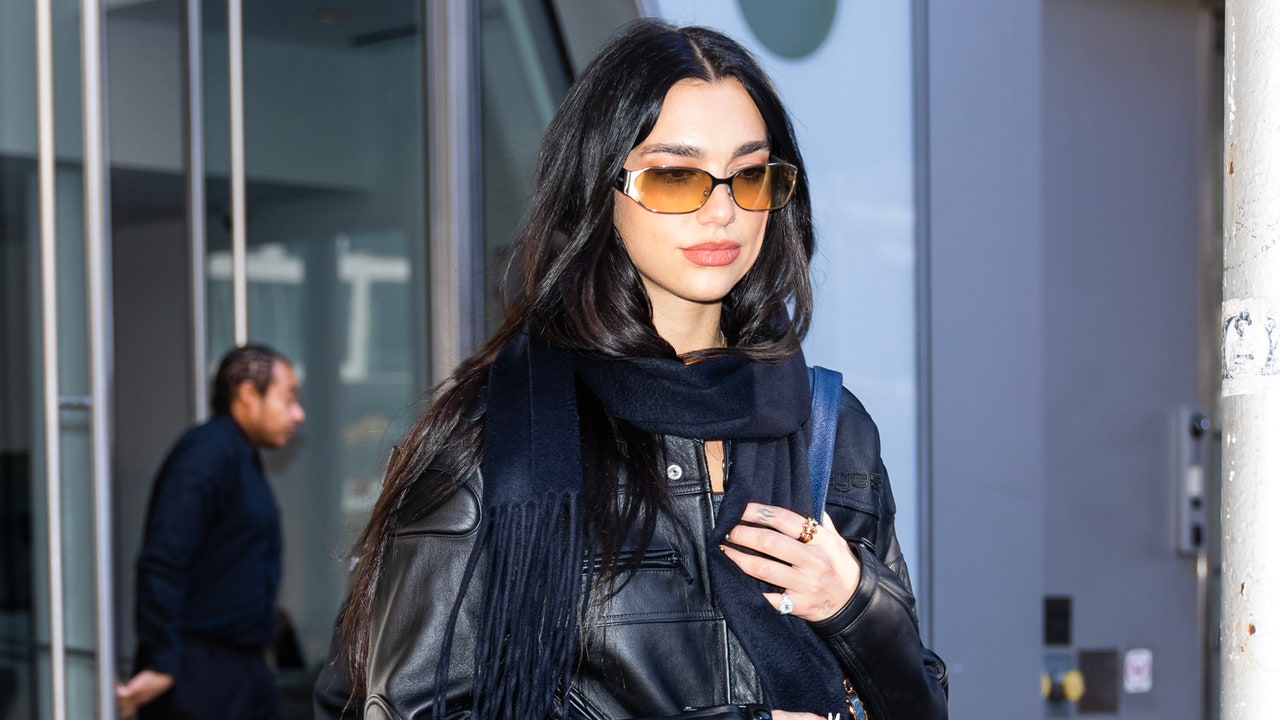 Dua Lipa wore baggy jeans at the airport en route to London – see photos

+2023