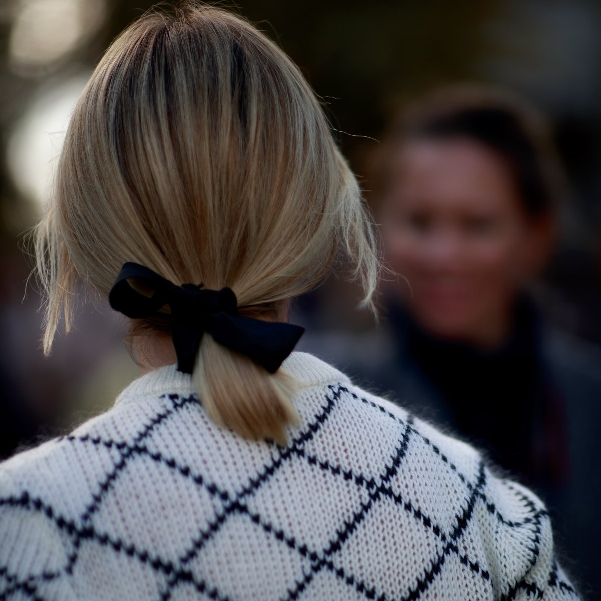 Bows become one of the star hair accessories this Christmas.