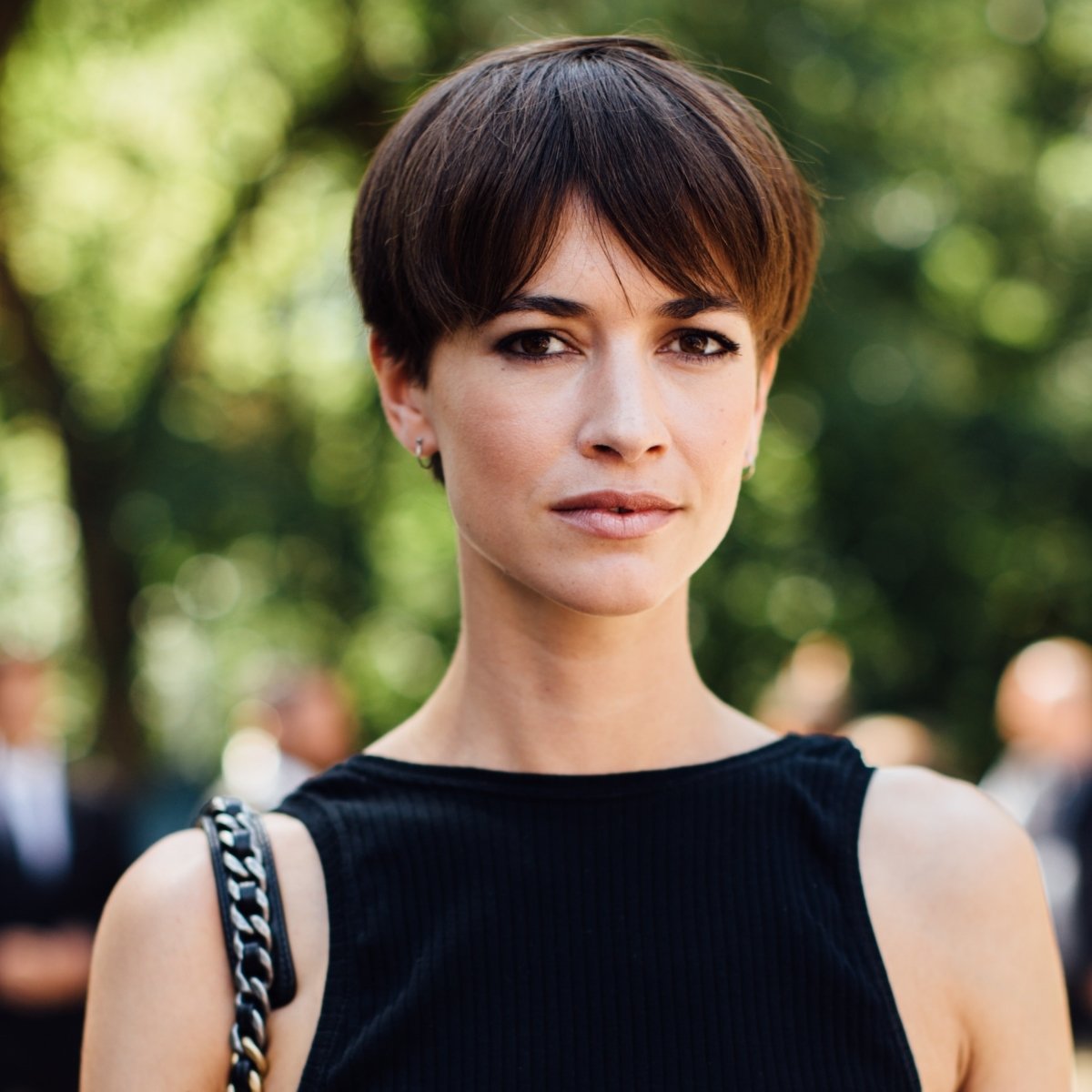 Louise de Chevigny in a smooth XXL pixie with inward ends and bangs.