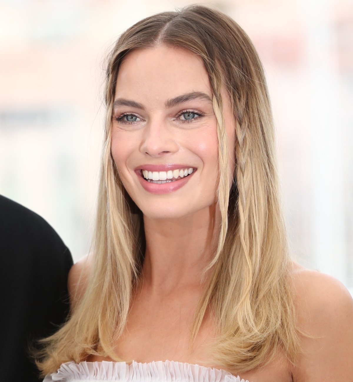 The hair with baby braids or mini braids of Margot Robbie.