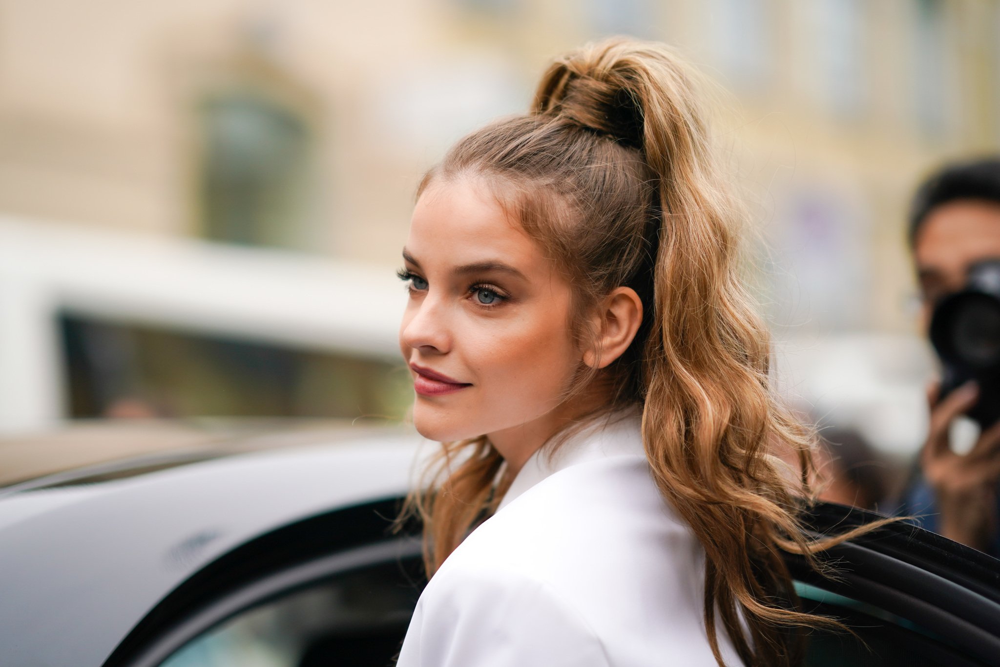 Barbara Palvin's cascading wave ponytail.