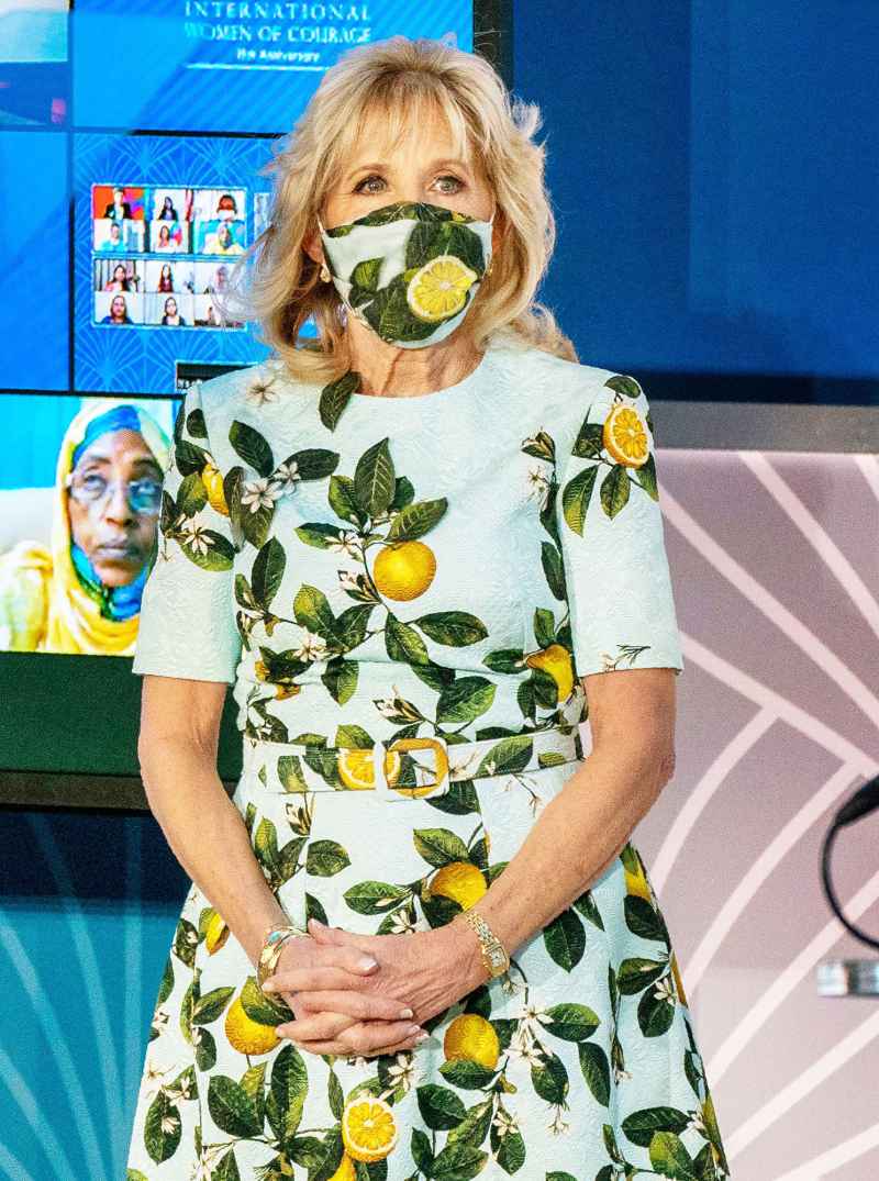 Jill Biden nimmt am International Women of Courage Award 2021 in einem Kleid mit Zitronendruck teil