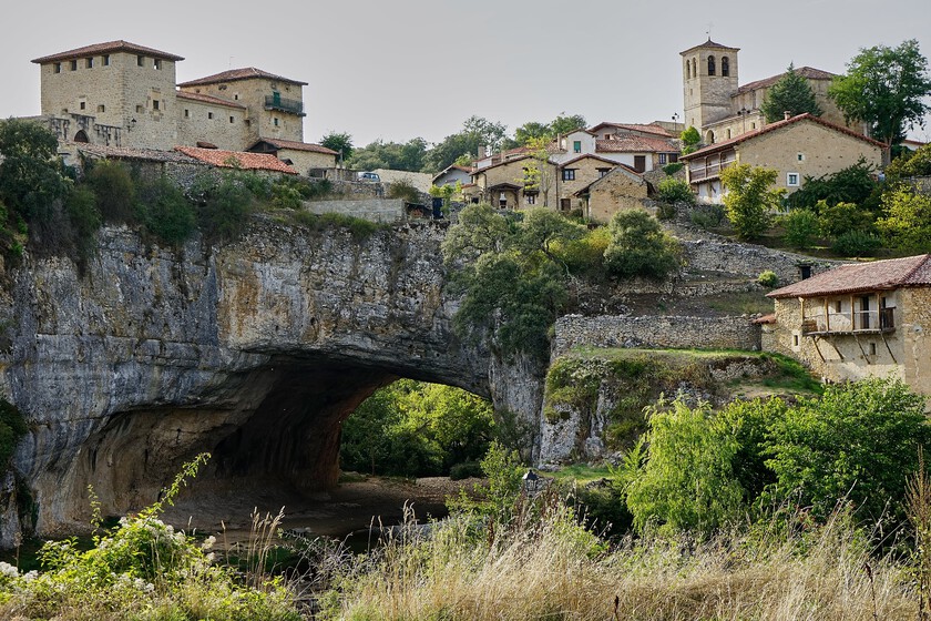 This Burgos town of 50 inhabitants, located on a natural stone bridge, is one of the most beautiful to visit for a weekend
+2023