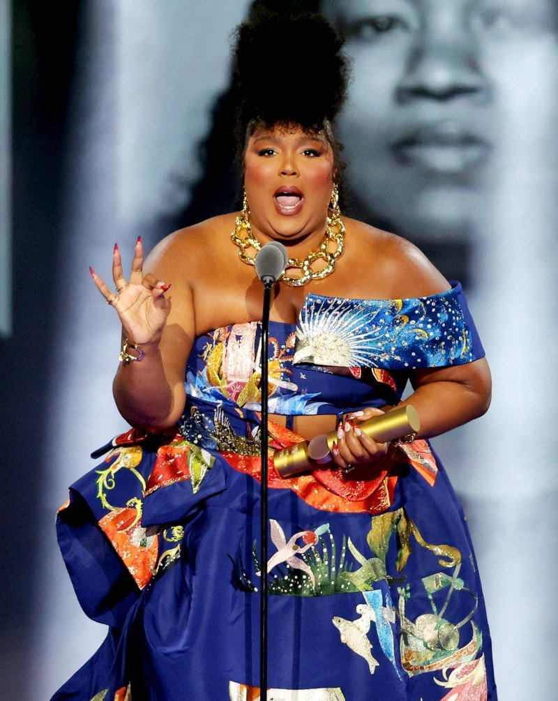 Lizzo Accepts the People’s Champion Award With Heartwarming Speech at the 2022 People’s Choice Awards, Honors Female Advocates 793 2022 People’s Choice Awards - Season 48