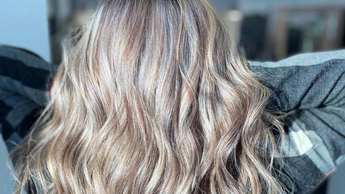 Hair trend for the winter: “Grey Blending” is perfect for the first gray hairs
+2023