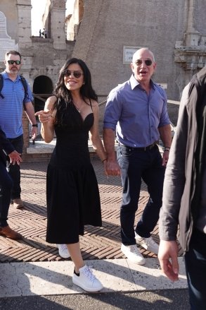 Rome, ITALY - Billionaire Jeff Bezos and Lauren Sanchez walk hand-in-hand while visiting the Colosseum in Rome.  The happy couple later ate on the terrace of The Court restaurant in front of the Colosseum.  Image: Jeff Bezos, Lauren Sanchez Pictures with children please pixelate the face before publication*