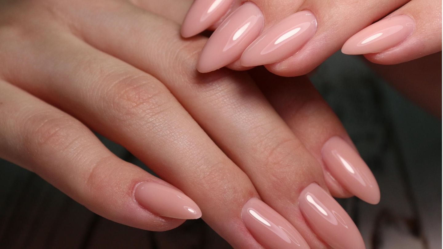 Nail trend: lip gloss nails trigger a lot of hype on the internet
+2023