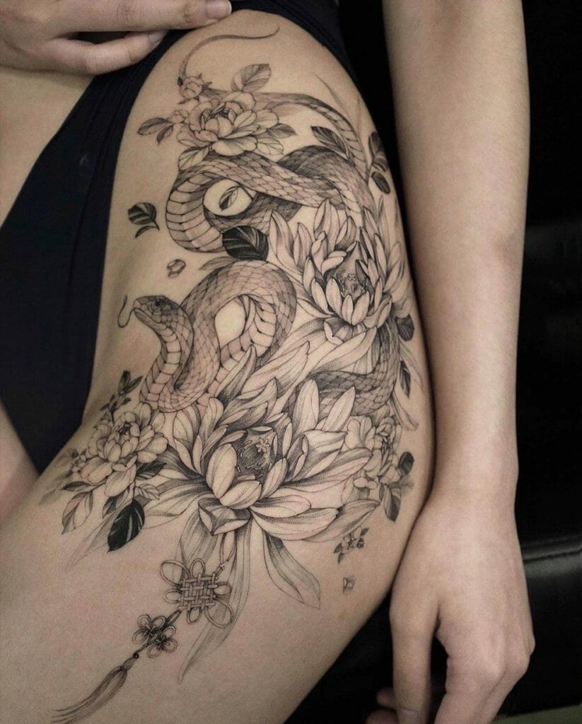 Schlangen und Blumen Tattoo Design für die Hüfte