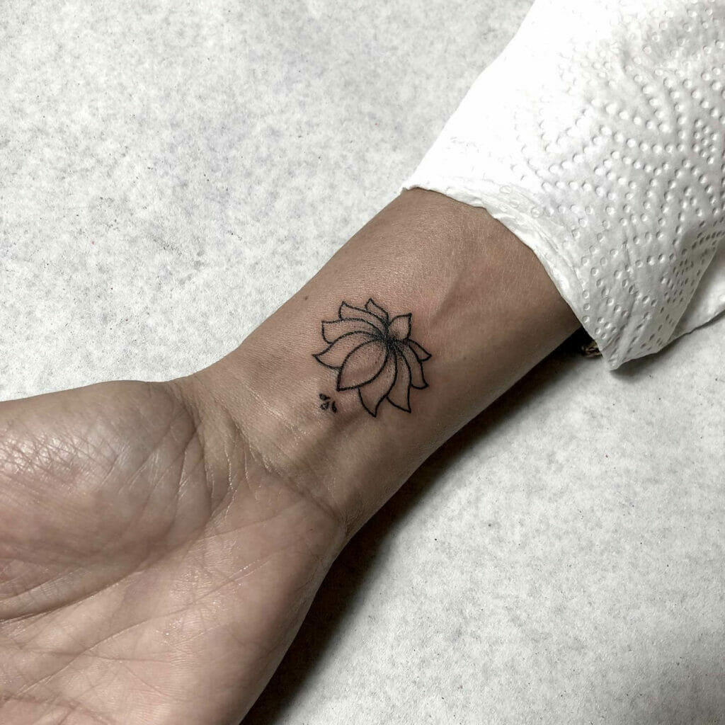 Kleine Handgelenk-Tattoos mit Lotusblüte