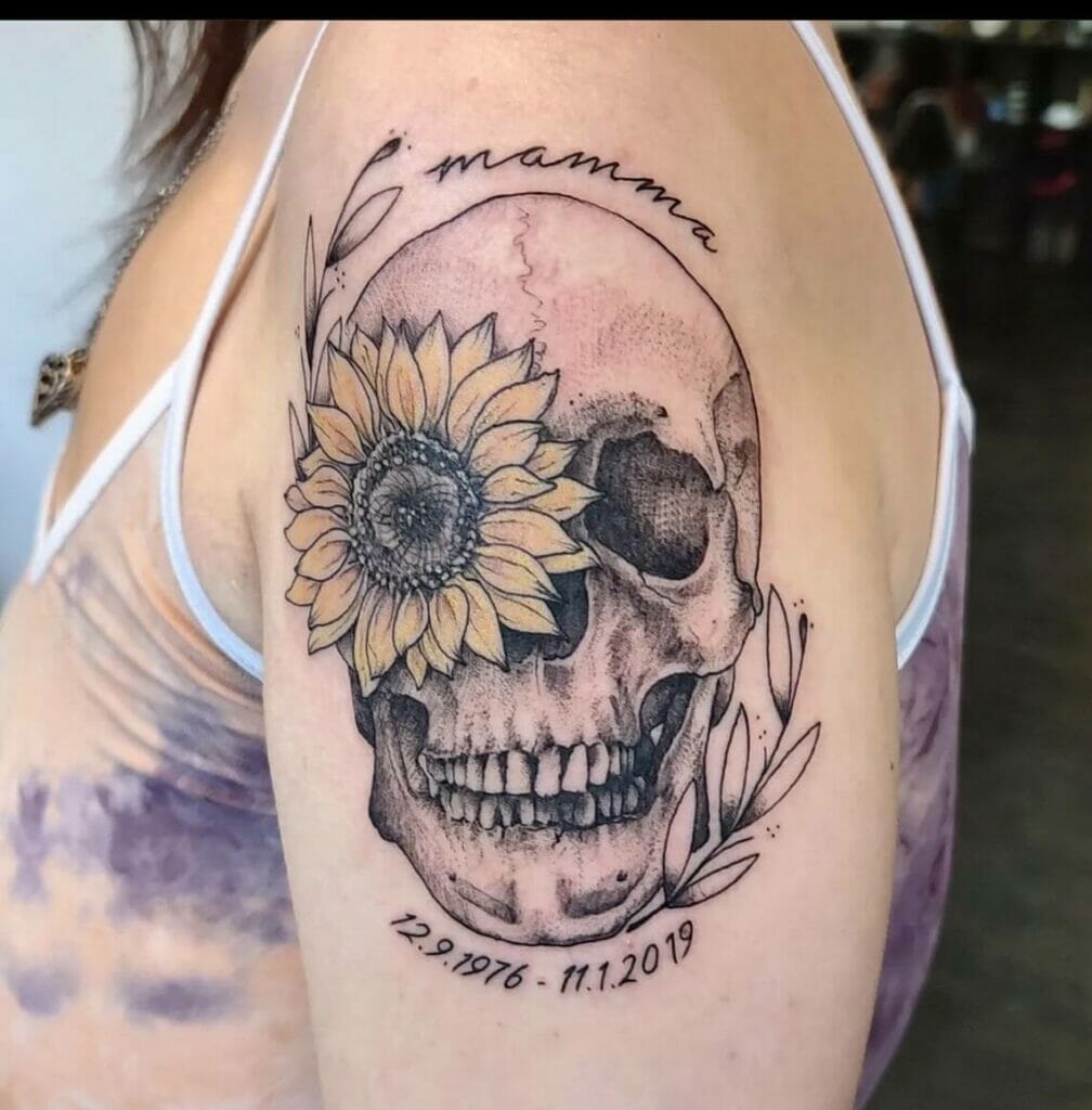 Totenkopf und Blume Memorial Tattoo