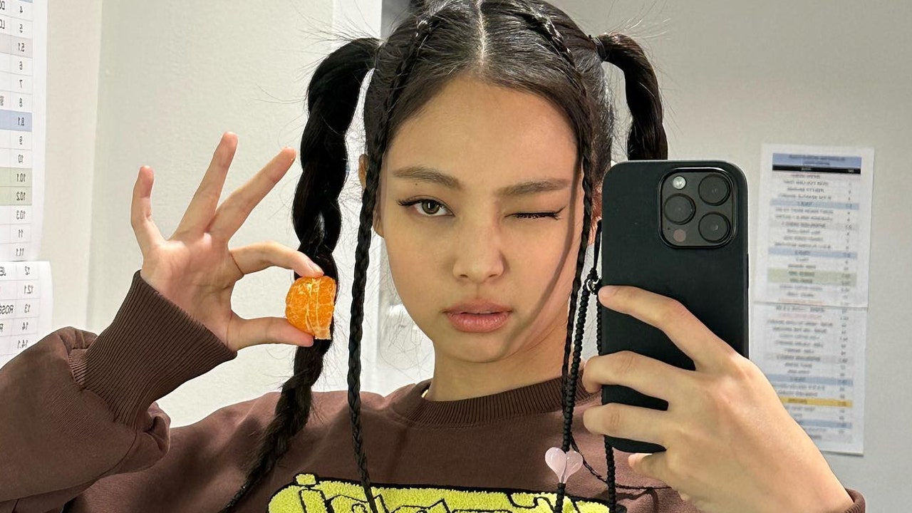 BLACKPINK’s Jennie wore a cozy Ganni jumper backstage on tour and is available at ATMs – see photos

+2023