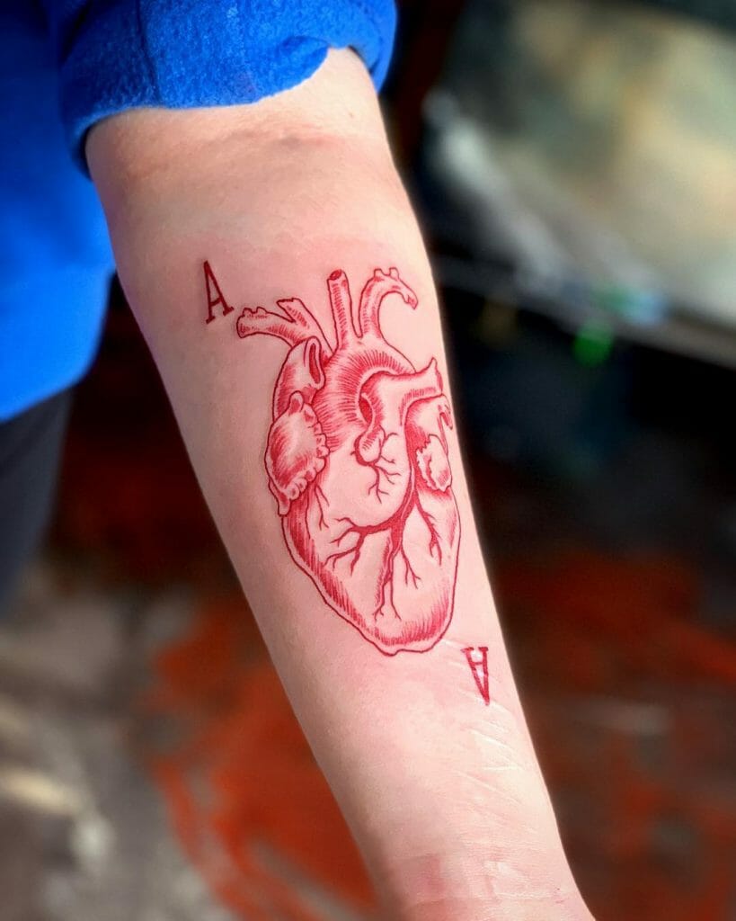Ein riesiges Herz-Ass-Tattoo