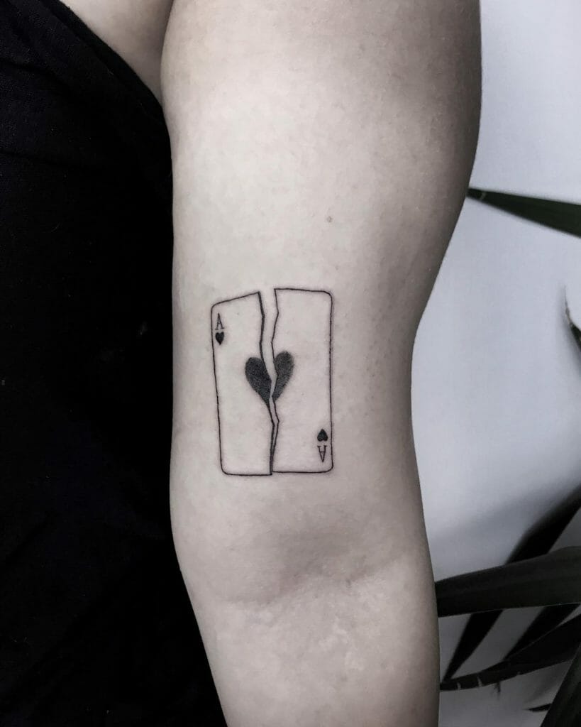 Ein Tattoo von Herz-Ass in zwei Teile geteilt