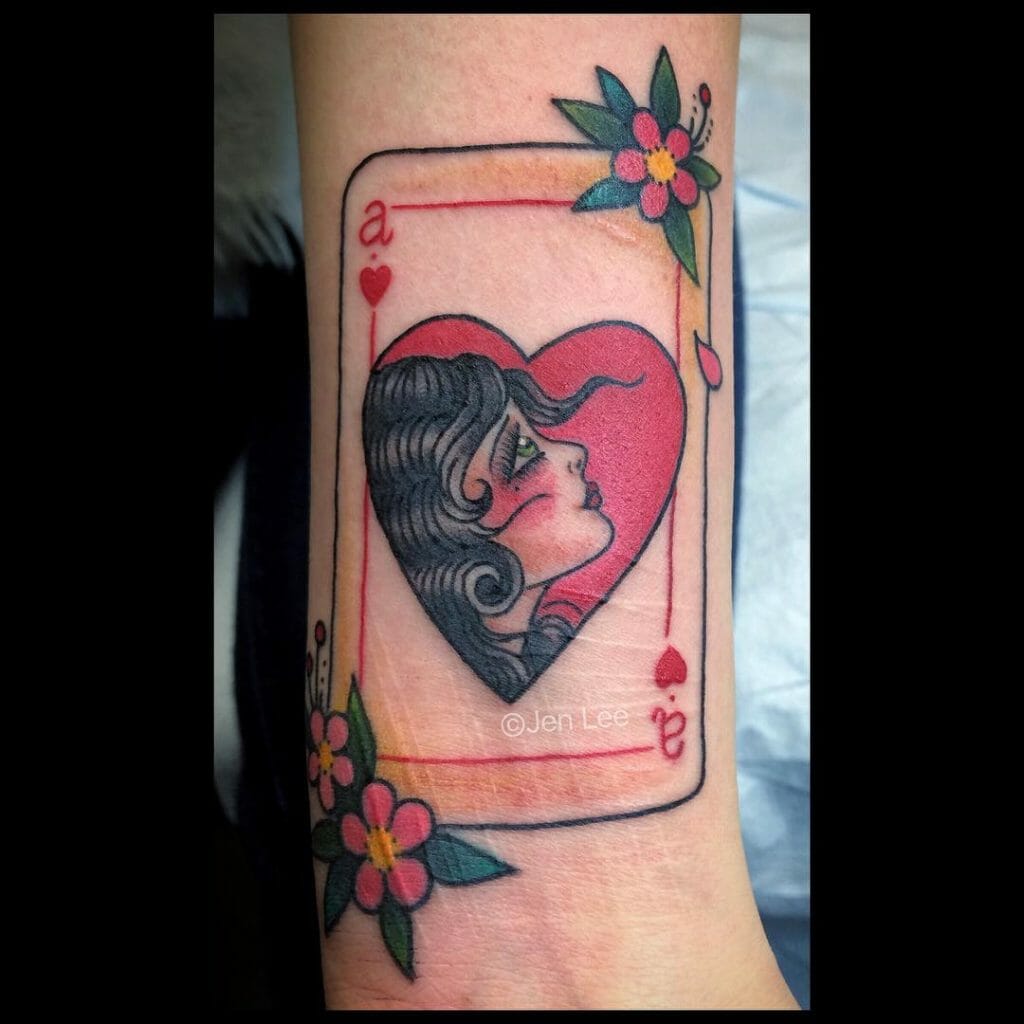 Ein Tattoo von Herz-Ass mit dem Gesicht einer Frau