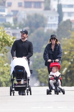 Santa Monica, CA - *EXCLUSIVE* - Katherine Schwarzenegger and Chris Pratt have seen each other for the first time since giving birth to their second child while taking their kids for a walk in Santa Monica.  Image: Chris Pratt, Katherine Schwarzenegger Contains children Please pixelate face prior to publication*