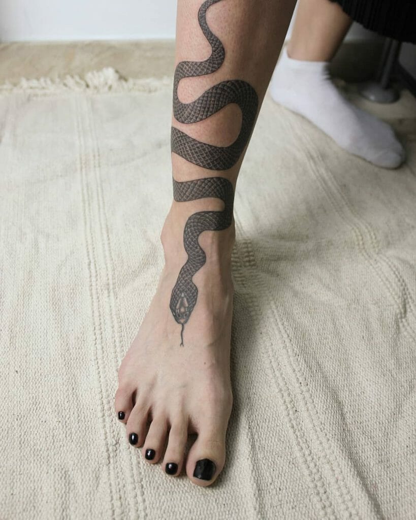 Badass Schlange auf Knöchel Tattoo gewickelt