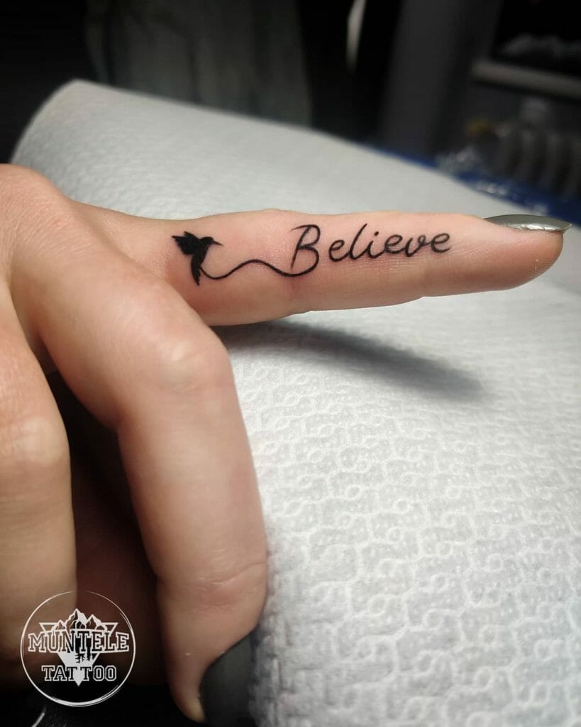 Glaube Tattoo am Finger