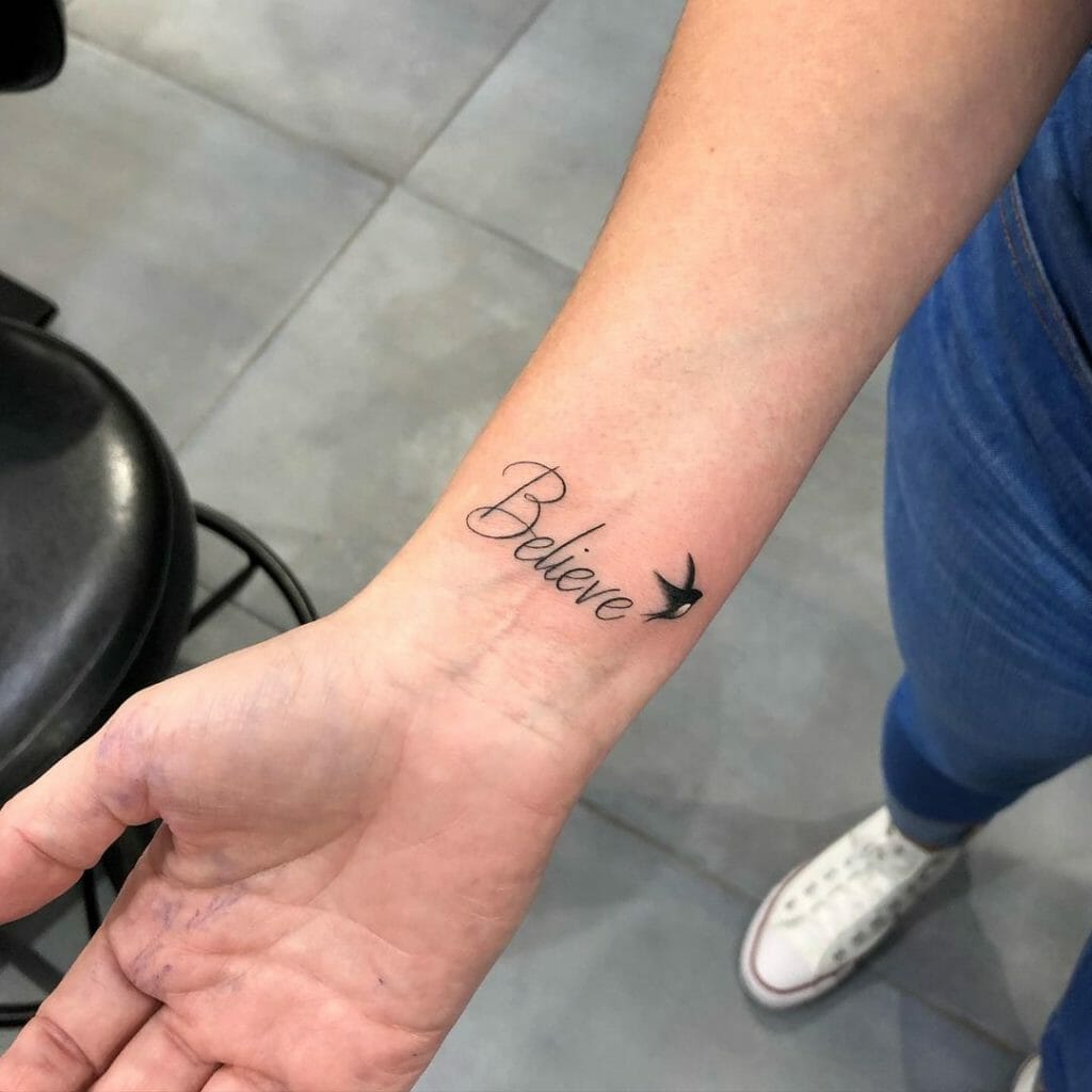 Glaube Tattoo am Handgelenk