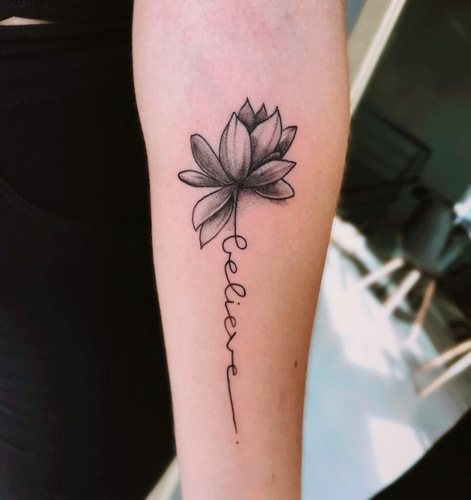 Glaube Tattoo mit Blumen