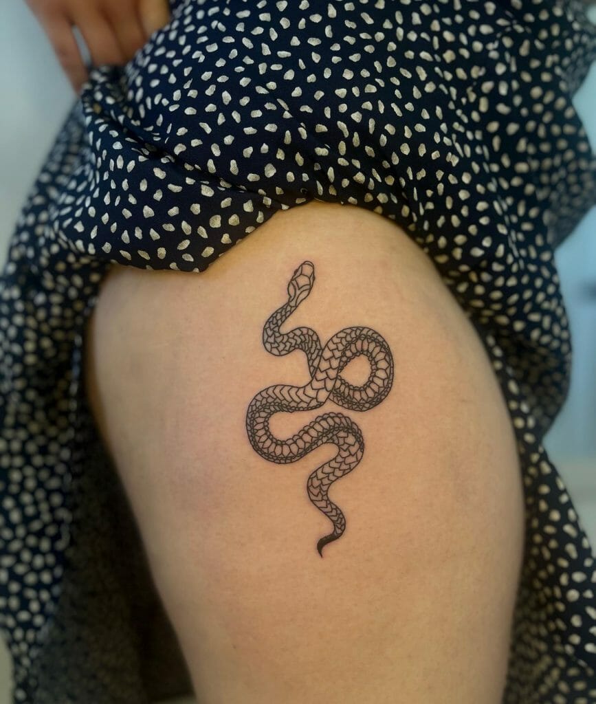 Einfaches Schlangen-Tattoo mit schwarzer Tinte am Bein