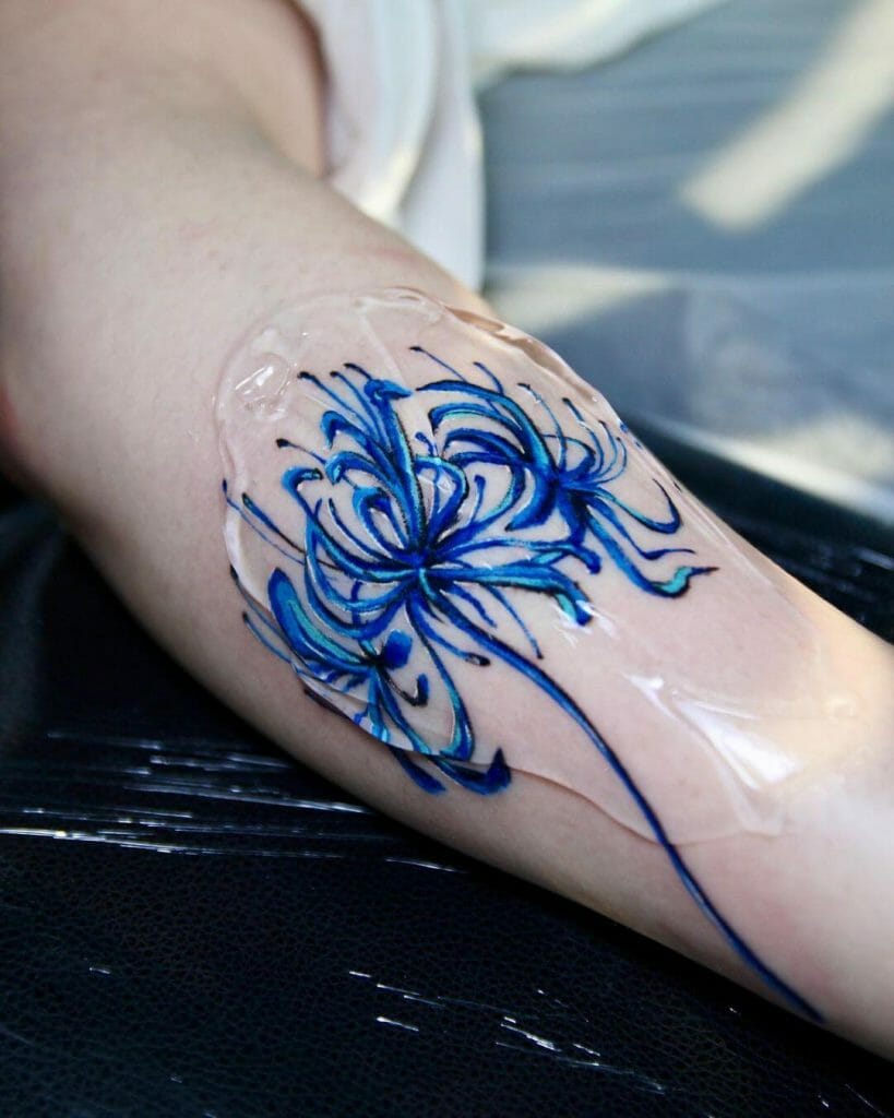 Blaue Lilien-Blumen-Tätowierung