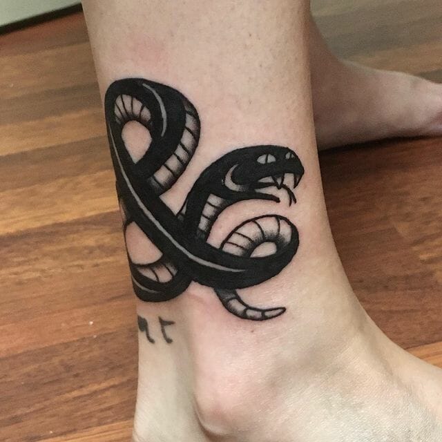 Kühnes kaufmännisches Und-Tattoo mit Schlangendesign