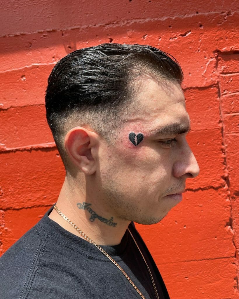 Tattoo mit gebrochenem Herzen im Gesicht