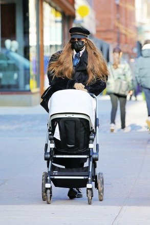 Model Gigi Hadid is seen for the first time in New York City with her daughter in a stroller.Picture: Gigi HadidRef: SPL5203160 151220 NON-EXCLUSIVEPicture by: Christopher Peterson / SplashNews.comSplash News and PicturesUSA: +1 310-525-5808London : +44 (0)20 8126 1009Berlin: +49 175 3764 166photodesk@splashnews.comWorld Rights