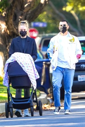 Los Angeles, CA - *EXCLUSIVE* - Sophie Turner shows off her striking beauty while taking husband Joe Jonas for a stroll with daughter Willa PICTURED: Joe Jonas, Sophie TurnerBACKGRID USA 13 NOVEMBER 2020 BYLINE MUST READ: Wagner AZ / BACKGRIDUSA: +1 310 798 9111 / usasales@backgrid.comUK: +44 208 344 2007 / uksales@backgrid.com*UK Clients - Pictures Containing ChildrenPlease Pixelate Face Before Posting*