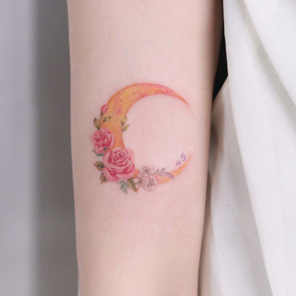 Farbiger Halbmond mit Blumen Tattoo