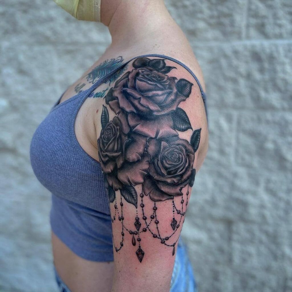 Komplexes Rosen-Schulter-Tattoo, das wie Schmuck aussieht