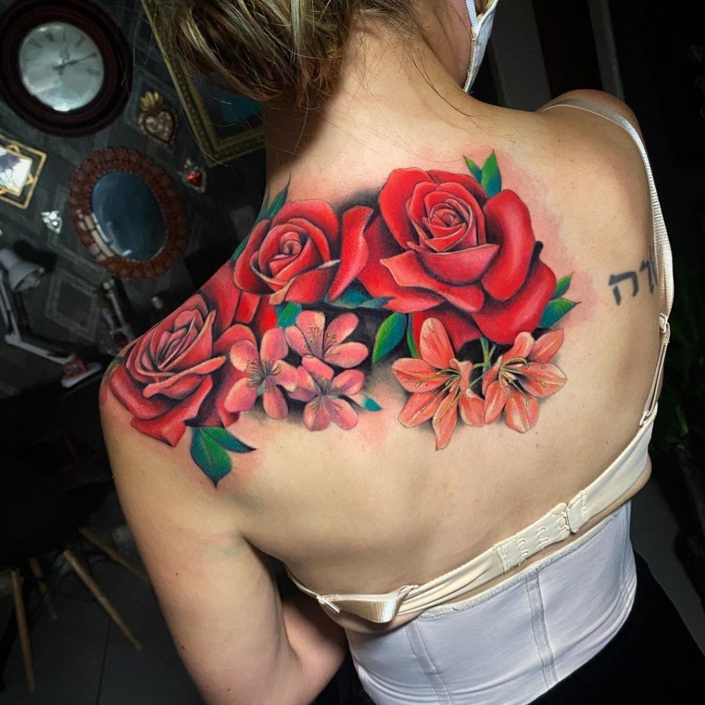 Florale Designs zum Vertuschen von Tattoos