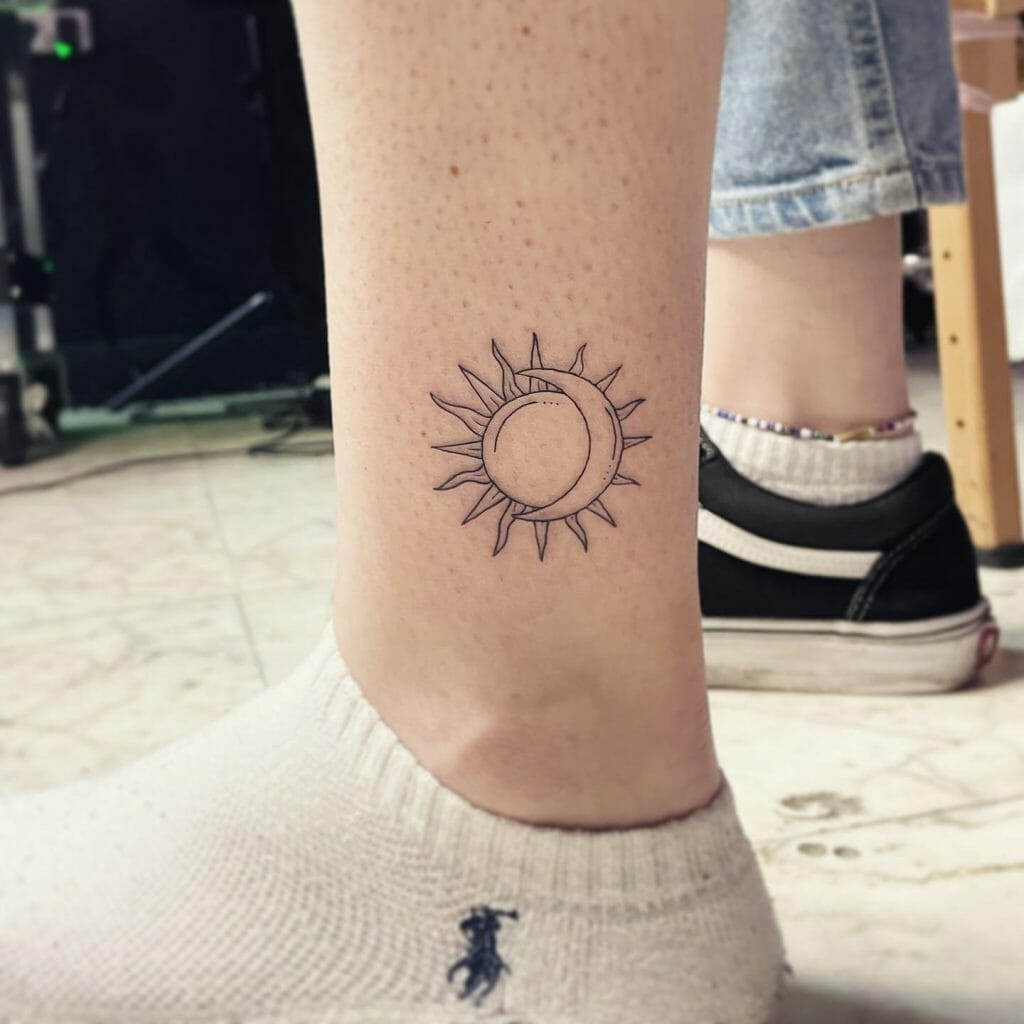 Halbe Sonne Halbmond Tattoo