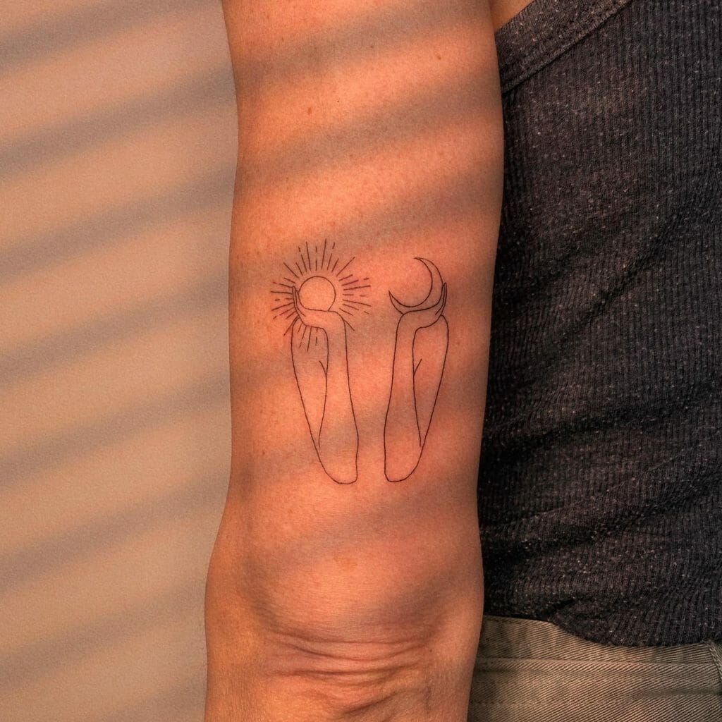 Hände halten Sonne und Mond Tattoo