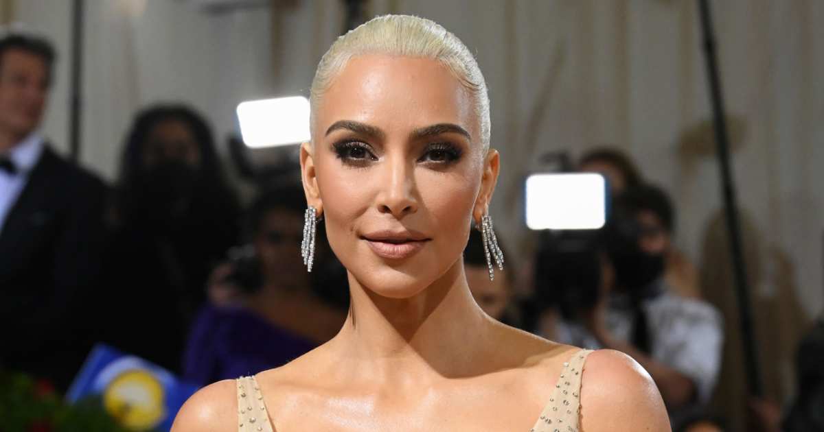 Kim Kardashian debuts new honey blonde hairdo: photos

+2023