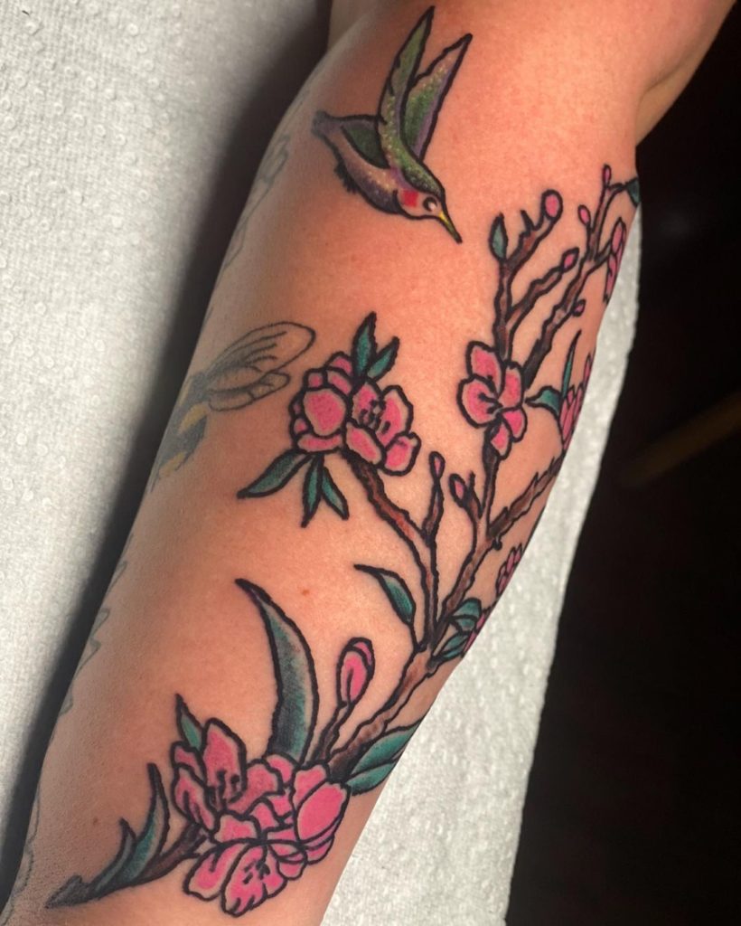 Kolibri mit japanischen Kirschblüten-Rücken-Tattoo-Designs