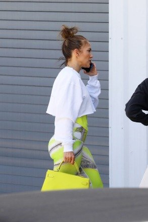 Los Angeles, CA - *EXCLUSIVE* - Jennifer Lopez brings her hot curves to the dance studio in yellow and black striped leggings.  J-Lo's daughter Emme also joins the superstar at the LA studio.  Pictured: Jennifer Lopez BACKGRID USA 14 JUNE 2022 BYLINE MUST READ: Vasquez-Max Lopes / BACKGRID USA: +1 310 798 9111 / usasales@backgrid.com UK: +44 208 344 2007 / uksales@backgrid.com *UK Clients – Pictures Contains children Please pixelate the face before publishing*