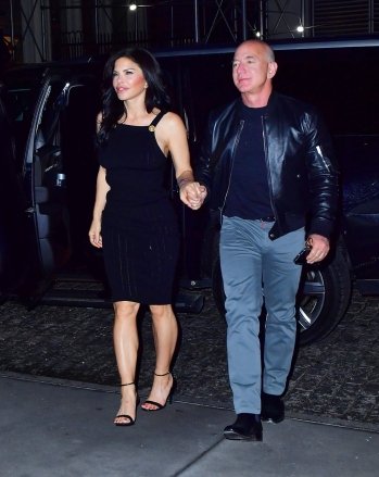 New York, NY - *EXCLUSIVE* - One of the richest men in the world, Jeff Bezos, walks hand-in-hand with his girlfriend Lauren Sanchez for dinner in NYC.  Pictured: Jeff Bezos, Lauren Sanchez BACKGRID USA 5 MAY 2022 USA: +1 310 798 9111 / usasales@backgrid.com UK: +44 208 344 2007 / uksales@backgrid.com Publication*