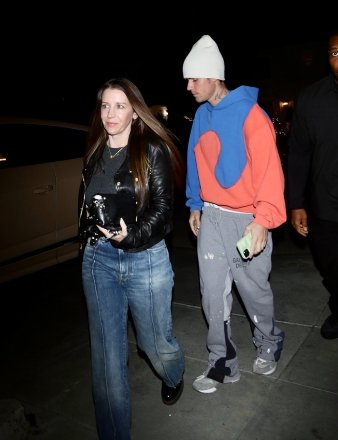 Beverly Hills, CA - Justin Bieber sags and shows off his underwear as he and his mother Pattie arrive for a Churchome service at the Saban Theater in Beverly Hills.  Pictured: Justin Bieber BACKGRID USA 30 NOVEMBER 2022 USA: +1 310 798 9111 / usasales@backgrid.com UK: +44 208 344 2007 / uksales@backgrid.com