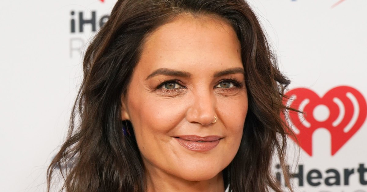 Katie Holmes brings the whimsical 2000s trend back to the red carpet

+2023