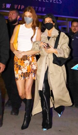 Kendall Jenner and Kylie Jenner exit Crypto.com Arena after the Los Angeles Clippers Vs The Phoenix Suns game in Los Angeles, California.  Image: Kendall Jenner, Kylie Jenner Ref: SPL5301823 060422 NON EXCLUSIVE Image by: Damian Avitia /London Entertainment / SplashNews.  com Splash News and Pictures USA: +1 310-525-5808 London: +44 (0)20 8126 1009 Berlin: +49 175 3764 166 photodesk@splashnews.com World Rights