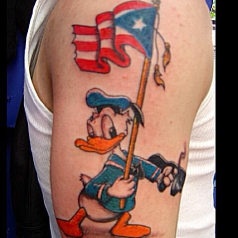 Mickey Mouse puertoricanische Flaggen-Tätowierung