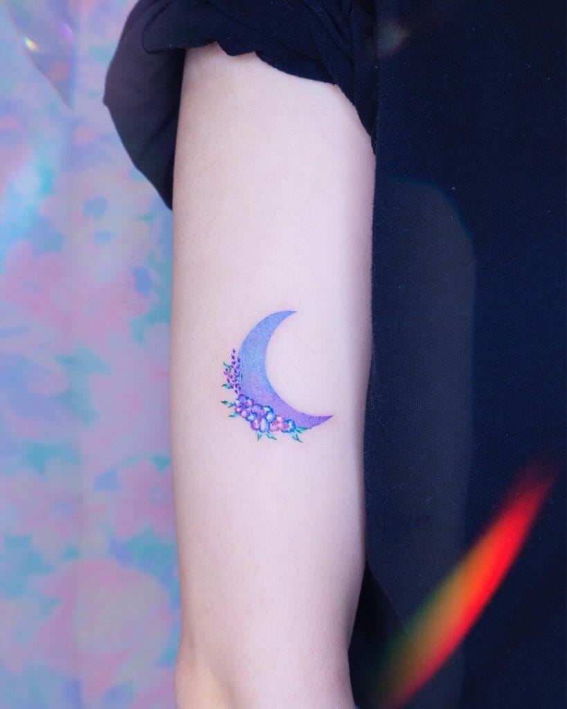Minimalistisches Mond Tattoo und Blumen