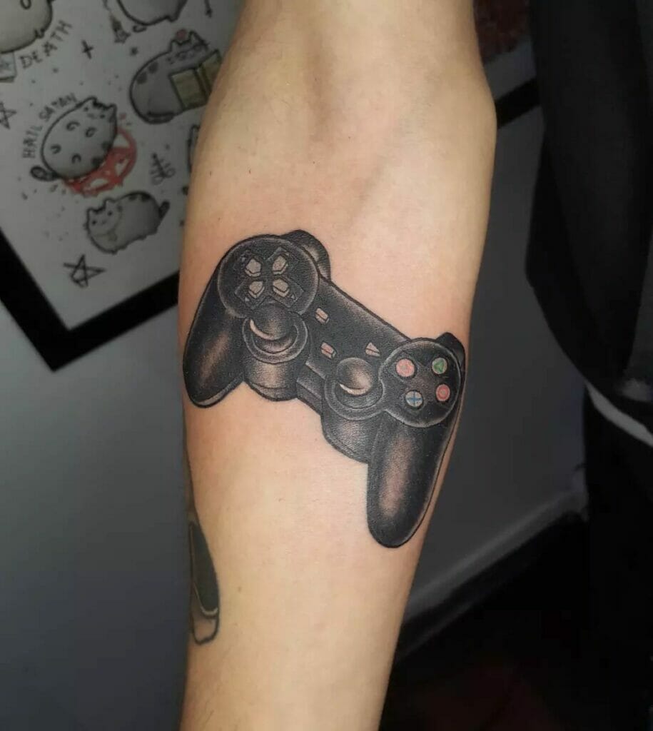 Monochromatisches Playstation-Controller-Tattoo