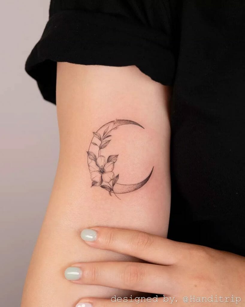 Mond Tattoo mit Geburtsblume